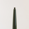 Nahaufnahme des NABLA Cosmetics Cupid's Arrow Micro Make-up Stift mit freiliegender Spitze vor einem weißen Hintergrund.