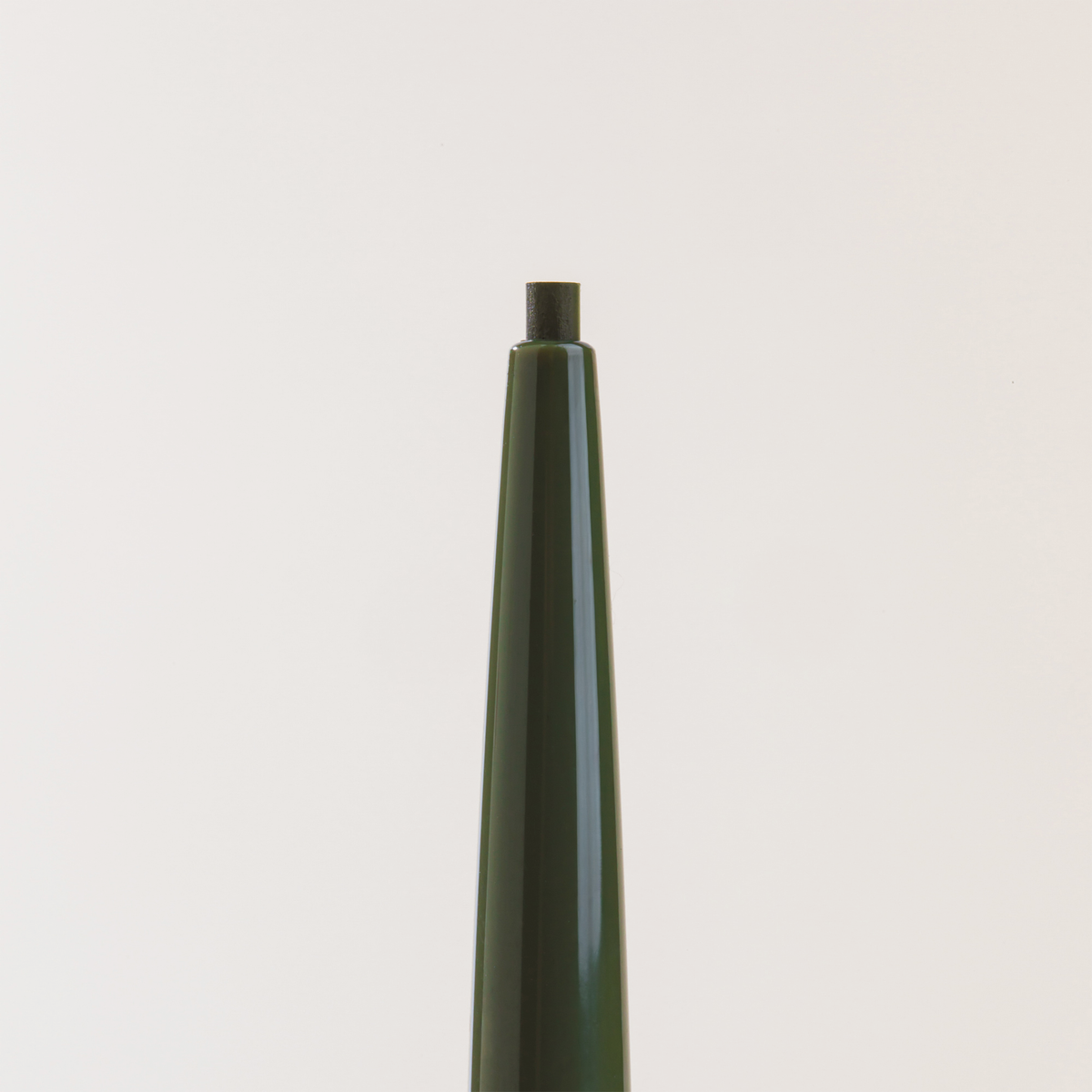 Nahaufnahme des NABLA Cosmetics Cupid's Arrow Micro Make-up Stift mit freiliegender Spitze vor einem weißen Hintergrund.