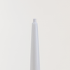 Nahaufnahme des NABLA Cosmetics Cupid's Arrow Micro Make-up Stift mit freiliegender Spitze vor einem weißen Hintergrund.