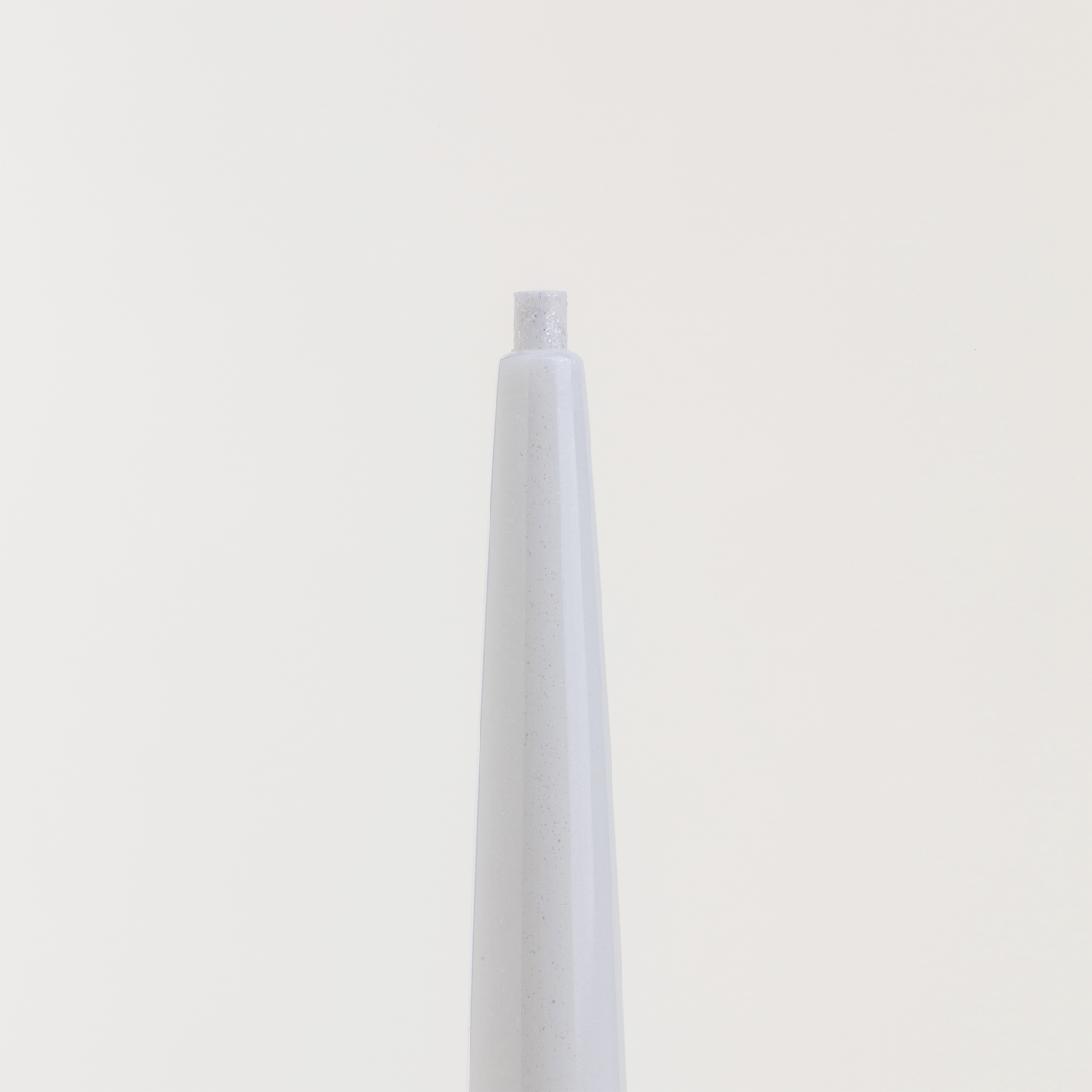 Nahaufnahme des NABLA Cosmetics Cupid's Arrow Micro Make-up Stift mit freiliegender Spitze vor einem weißen Hintergrund.