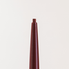 Nahaufnahme des NABLA Cosmetics Cupid's Arrow Micro Make-up Stift mit freiliegender Spitze vor einem weißen Hintergrund.