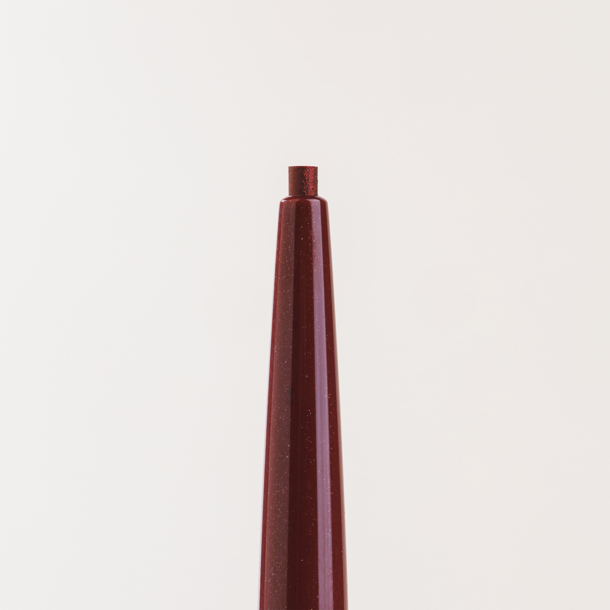 Nahaufnahme des NABLA Cosmetics Cupid's Arrow Micro Make-up Stift mit freiliegender Spitze vor einem weißen Hintergrund.