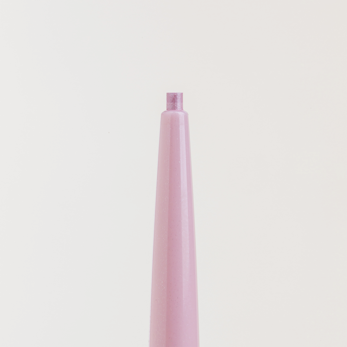 Nahaufnahme des NABLA Cosmetics Cupid's Arrow Micro Make-up Stift mit freiliegender Spitze vor einem weißen Hintergrund.