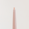 Nahaufnahme des NABLA Cosmetics Cupid's Arrow Micro Make-up Stift mit freiliegender Spitze vor einem weißen Hintergrund.