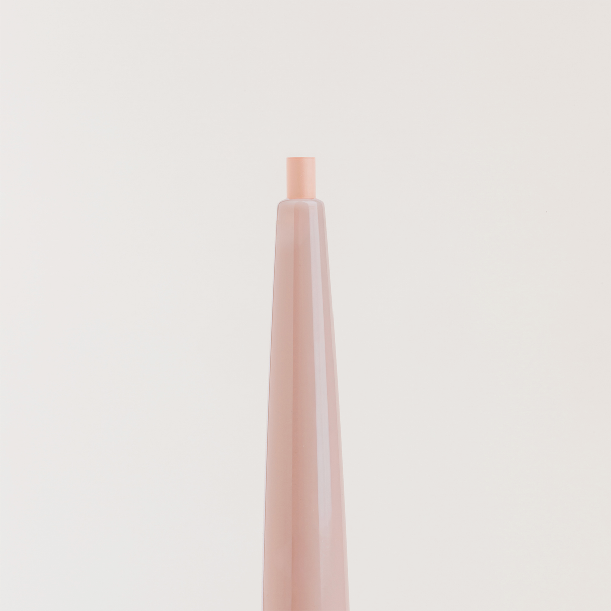 Nahaufnahme des NABLA Cosmetics Cupid's Arrow Micro Make-up Stift mit freiliegender Spitze vor einem weißen Hintergrund.