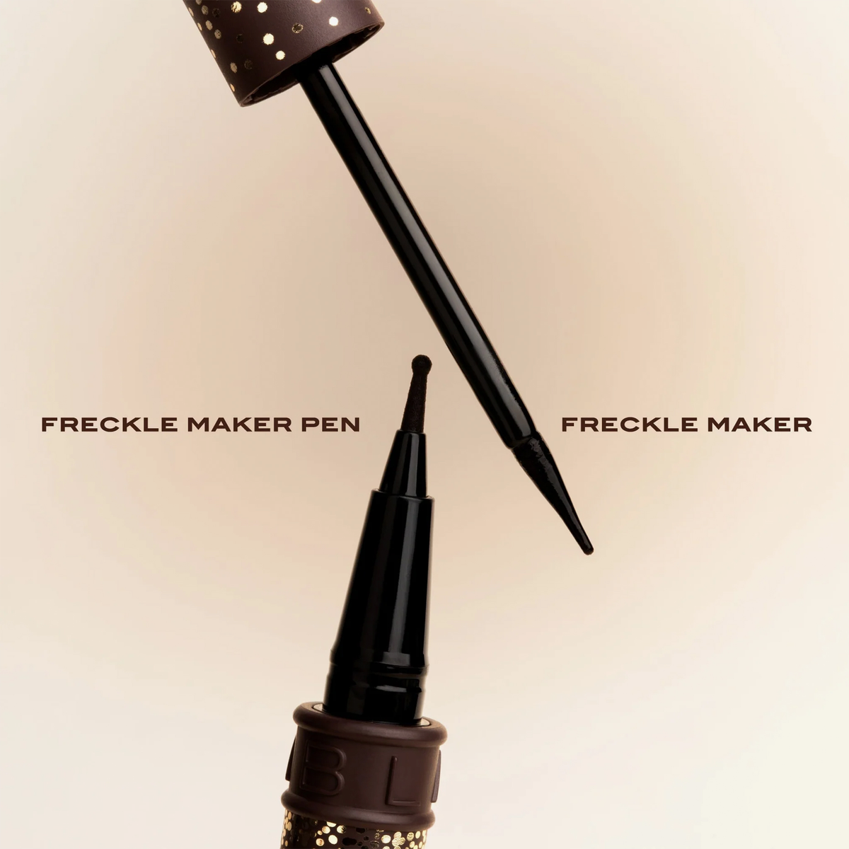 Der NABLA Cosmetics Freckle Maker Pen mit abgenommenem Deckel zeigt den feinen Applikator auf beigem Hintergrund.