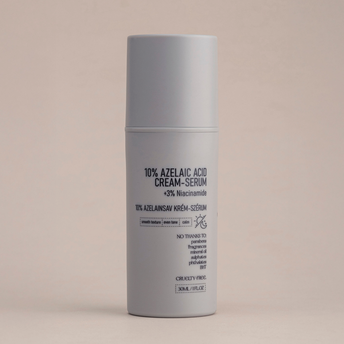 Eine beige Flasche mit NERDS. 10% Azelainsäure Cremeserum steht auf einem hellbeigen Hintergrund.