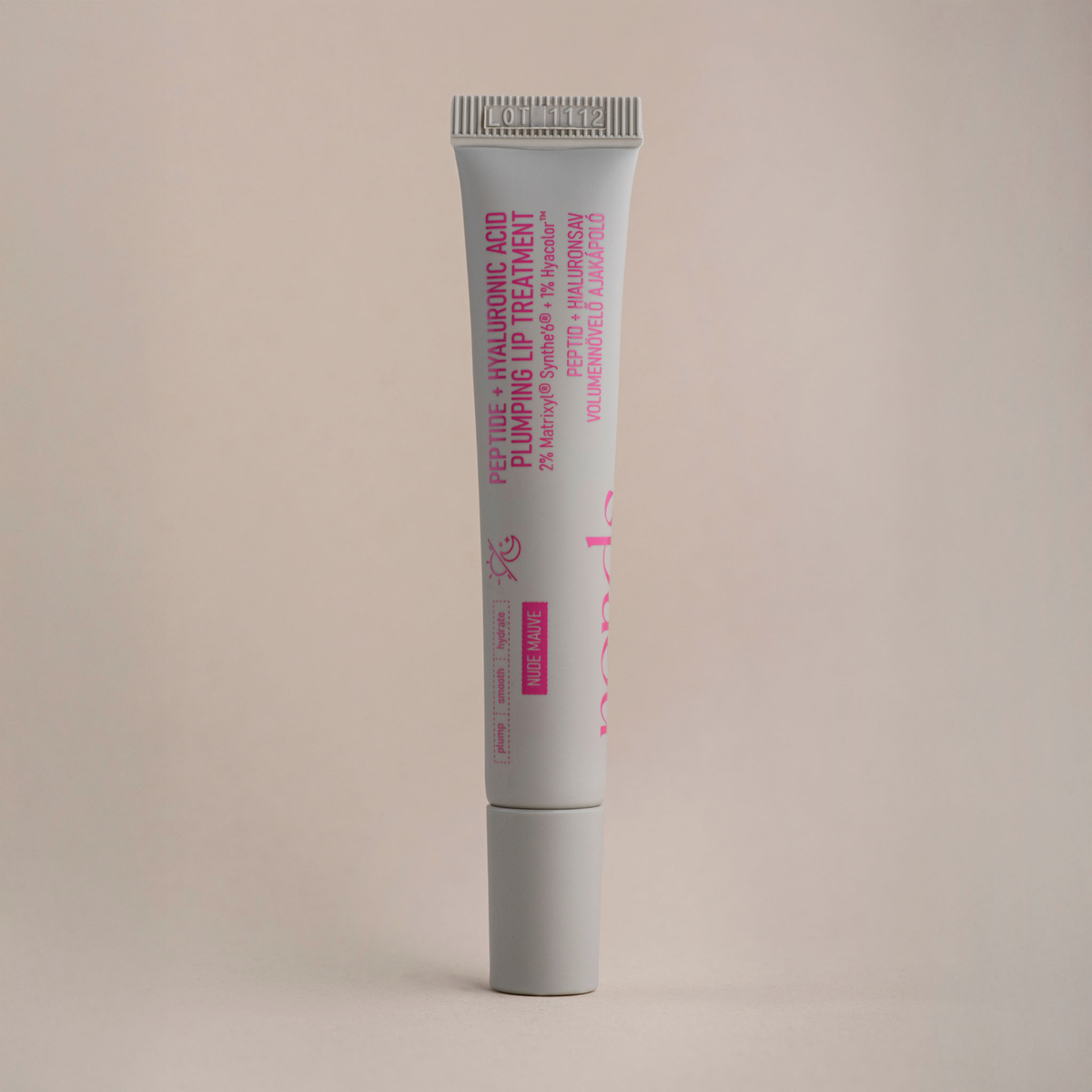 Eine Tube der NERDS. Peptide + Hyaluronic Acid Lip Treatment steht aufrecht vor einem neutralen Hintergrund.