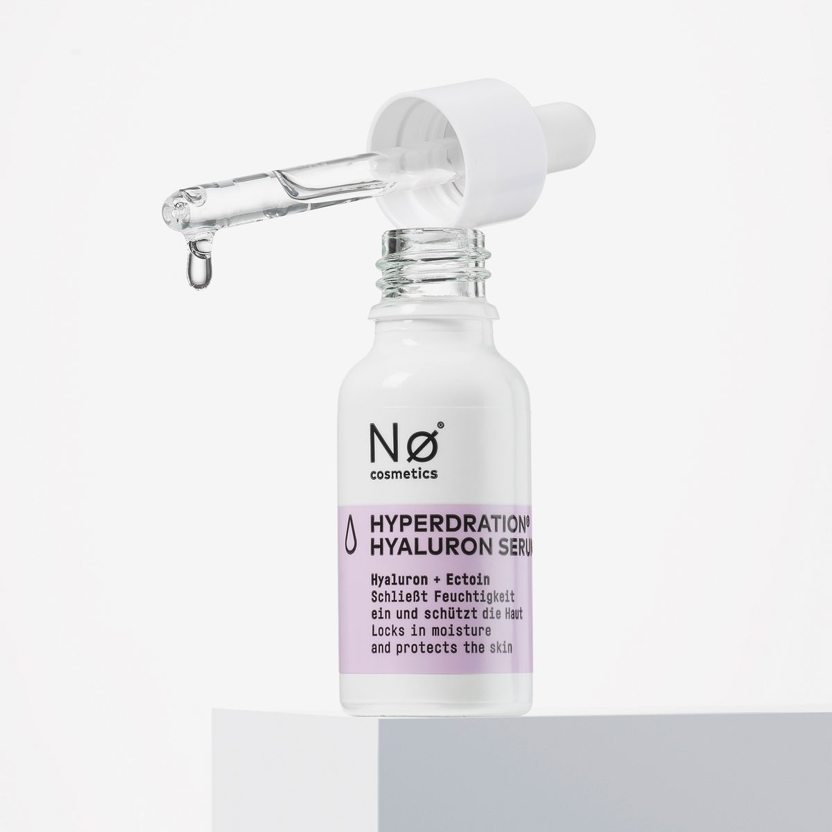 Ein Tropfer mit Serum über einer Flasche Hyperdration® Hyaluron Serum von Nø Cosmetics auf weißem Hintergrund.