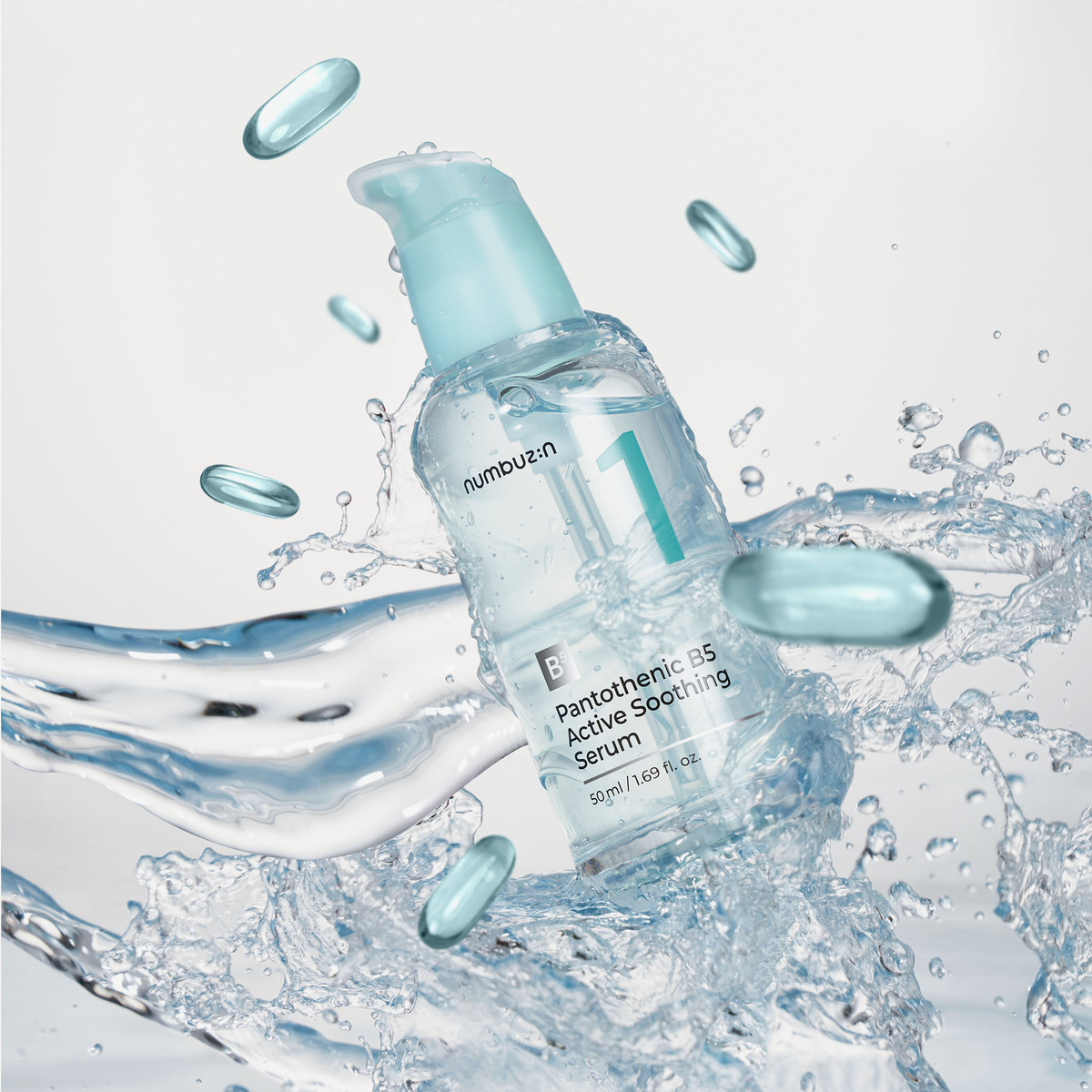 Flasche Numbuzin No.1 Pantothenic B5 Active Soothing Serum mit Wasserwellen und Kapseln für einen frischen, hydratisierenden Effekt.