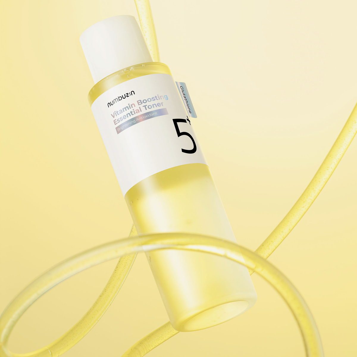 Eine gelbe Flasche des numbuzin No.5+ Vitamin Boosting Essence Toner mit der Zahl 5 auf dem Etikett.