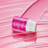 Eine rosafarbene Flasche der Paula's Choice Pro-Collagen Peptide Plumping Feuchtigkeitscreme ruht auf einer glänzenden, rosafarbenen, strukturierten Creme-Oberfläche.