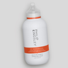 Eine weiße Flasche „Philip Kingsley Re-Moisturizing Shampoo“ mit einem orangefarbenen Etikett vor einem hellgrauen Hintergrund.