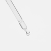 Ein klarer Glastropfer gibt einen einzelnen Tropfen Bio-Pilixin® Serum von Scandinavian Biolabs vor einem schlichten weißen Hintergrund ab.
