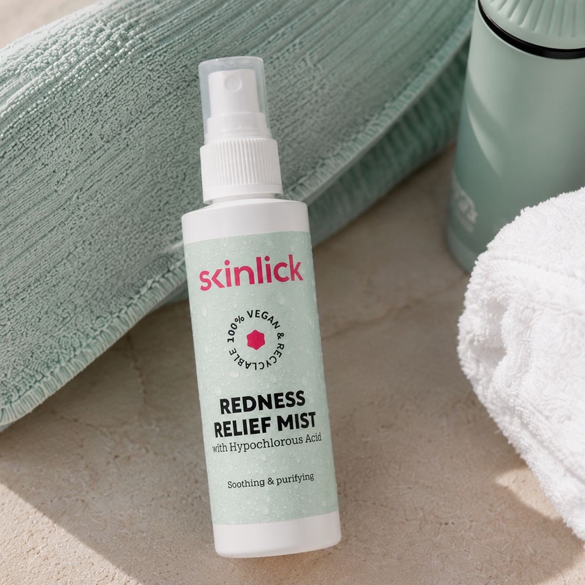 Skinlick Redness Relief Mist in einer Sprühflasche mit mintgrünem Etikett.