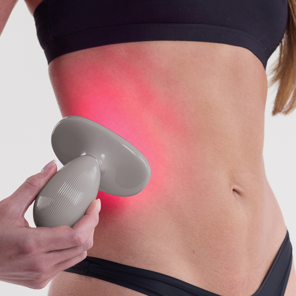Eine Person verwendet den STYLPRO LED Face & Body Smoother auf ihrer Taille und ihrem Bauch.