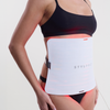 Frau mit schwarzem BH und Unterwäsche, die das STYLPRO Red Light Full Body Panel um ihre Taille trägt.