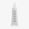 Eine weiße Tube „SWEED“-Kleber für Wimpernstreifen mit einer spitzen Kappe steht aufrecht vor einem weißen Hintergrund.