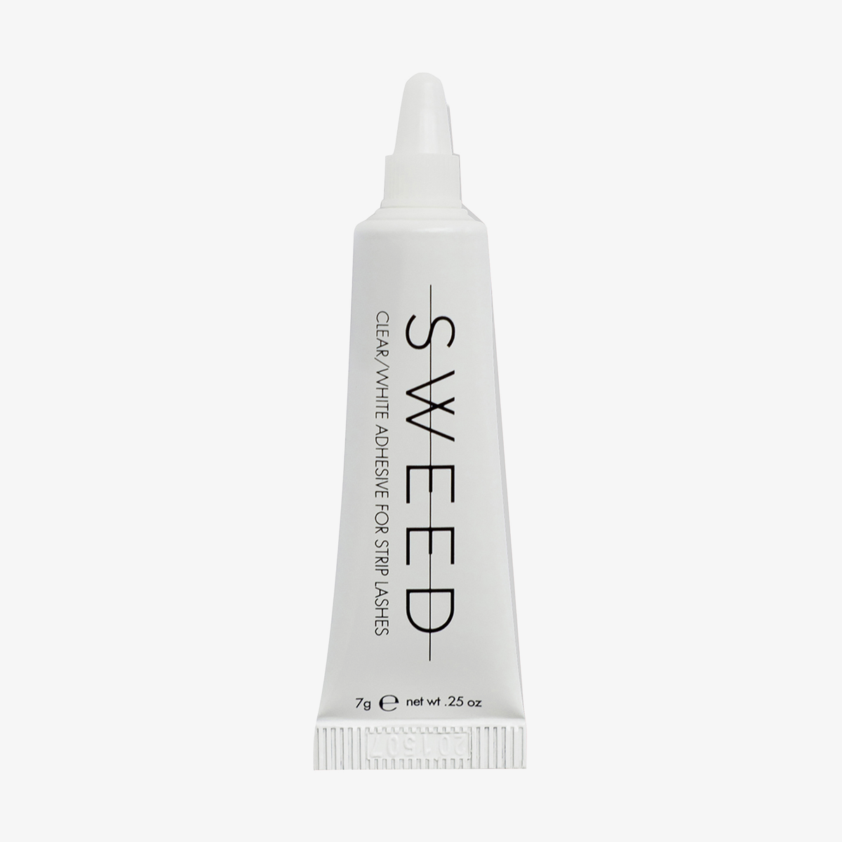 Eine weiße Tube „SWEED“-Kleber für Wimpernstreifen mit einer spitzen Kappe steht aufrecht vor einem weißen Hintergrund.