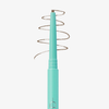 Ein SWEED-Augenbrauenstift in der Farbe „Teal“ mit brauner Spitze zeichnet eine spiralförmige Linie auf weißem Hintergrund.