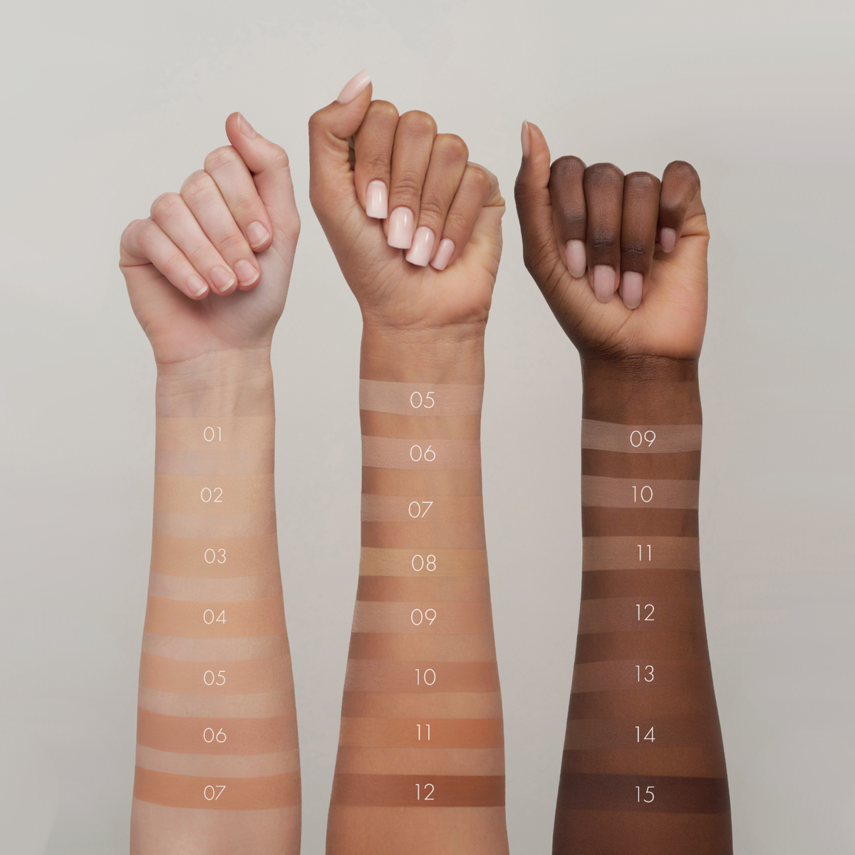 Drei hochgehaltene Unterarme zeigen die Farbtöne 1–15 der SWEED Glass Skin Foundation und verdeutlichen damit die Bandbreite der Hauttöne von hell bis dunkel.