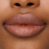 Nahaufnahme von Lippen mit glatter, brauner Haut, geschminkt mit dem Lippenstift „Le Lipstick“ von SWEED in einem sanften, neutralen Farbton.