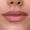 Nahaufnahme von Lippen und Nase mit dem SWEED Lip Liner, die ein natürliches Make-up und eine glatte, ebenmäßige Haut zeigt.