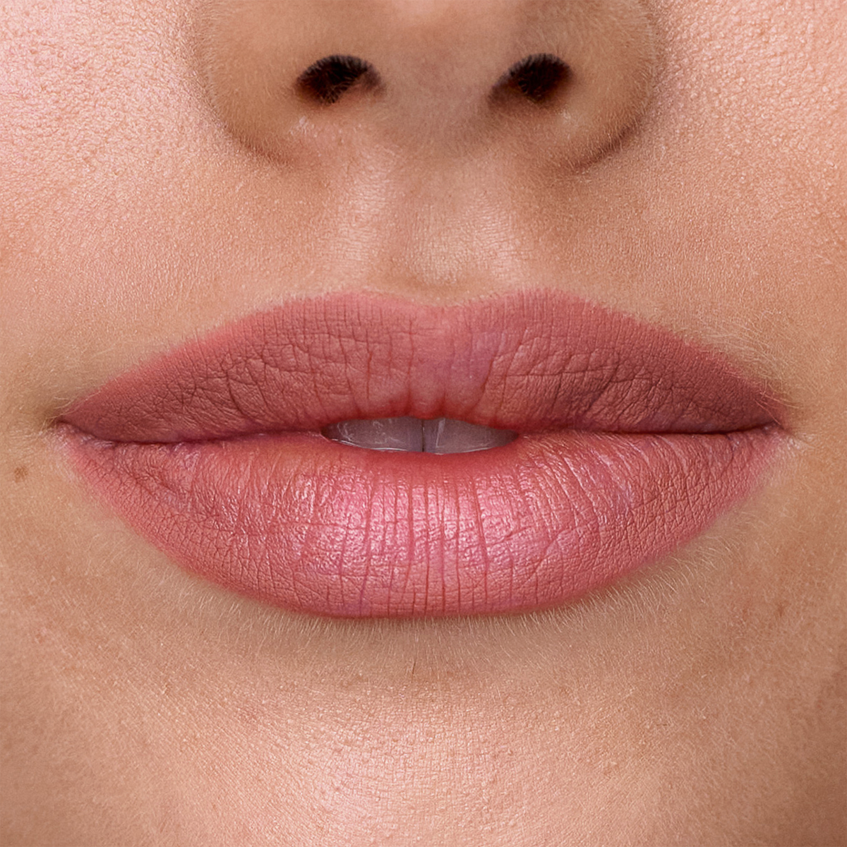 Nahaufnahme der Lippen mit dem SWEED Lip Liner in Naturrosa, glatte Haut, leicht geöffnet, sodass ein Hauch der Zähne zu sehen ist.