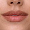 Eine Nahaufnahme der Lippen und der unteren Nasenseite präsentiert den SWEED Lip Liner und unterstreicht das natürliche Make-up sowie die glatte Haut.