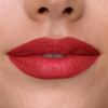 Nahaufnahme von Lippen, auf denen der SWEED Lip Liner in leuchtendem Rot aufgetragen ist, mit glatter Haut und einem kleinen Schönheitsfleck auf der linken Seite.