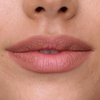 Nahaufnahme von Lippen mit natürlicher, glatter Haut, auf denen der SWEED Lip Liner in einem zarten Rosaton aufgetragen ist.