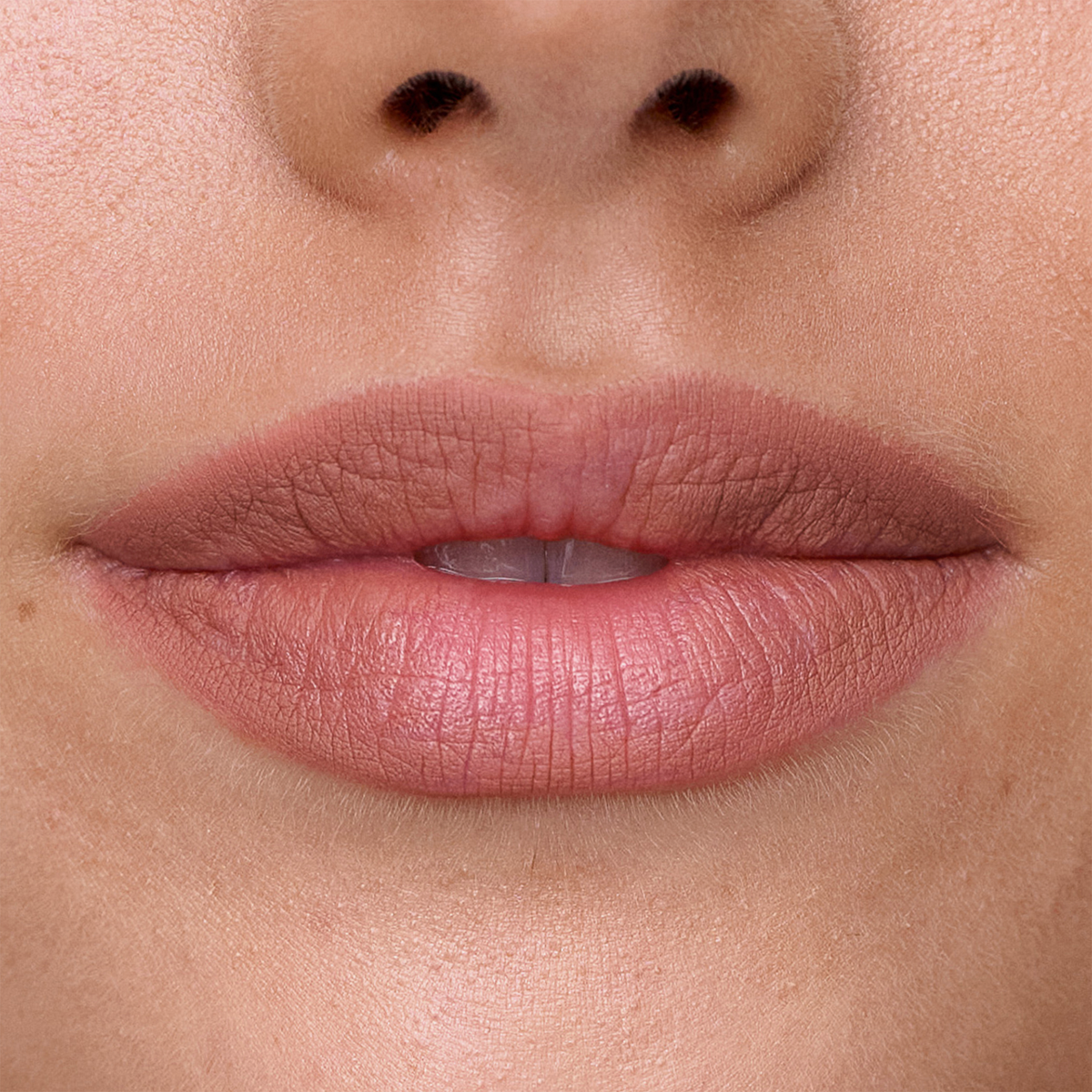 Nahaufnahme von Lippen mit natürlicher, glatter Haut, auf denen der SWEED Lip Liner in einem zarten Rosaton aufgetragen ist.