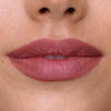 Nahaufnahme der Lippen mit dem SWEED Lip Liner in mattem Rosa, die glatte Haut und einen Blick auf die Zähne durch die leicht geöffneten Lippen zeigt.