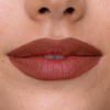 Nahaufnahme der Lippen mit dem SWEED Lip Liner in mattem Braunrot, leicht geöffnet, mit glatten, klar definierten Lippenkonturen.