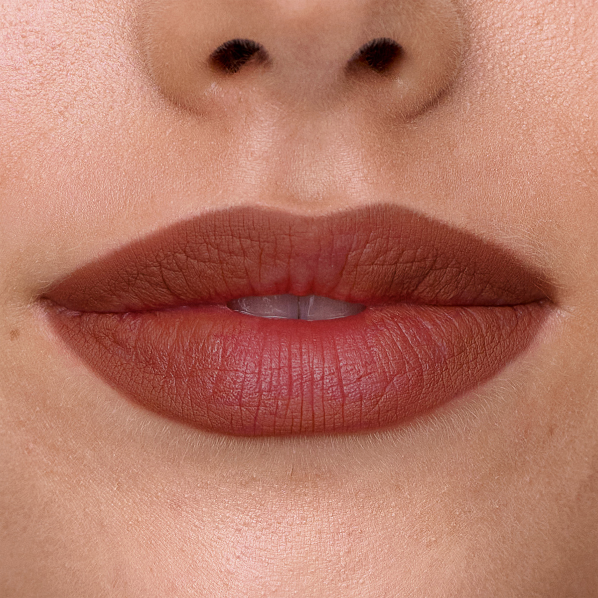 Nahaufnahme der Lippen mit dem SWEED Lip Liner in mattem Braunrot, leicht geöffnet, mit glatten, klar definierten Lippenkonturen.