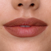 Nahaufnahme der Lippen mit dem SWEED Lip Liner, die sich durch ein natürliches, mattes Finish und glatte Haut auszeichnen, sowie ein Teil der Nase darüber.