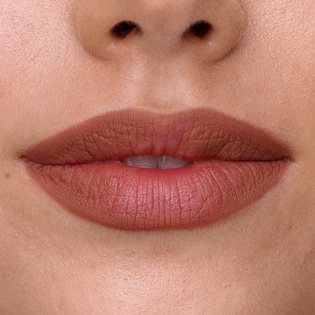 Nahaufnahme der Lippen mit dem SWEED Lip Liner, die sich durch ein natürliches, mattes Finish und glatte Haut auszeichnen, sowie ein Teil der Nase darüber.