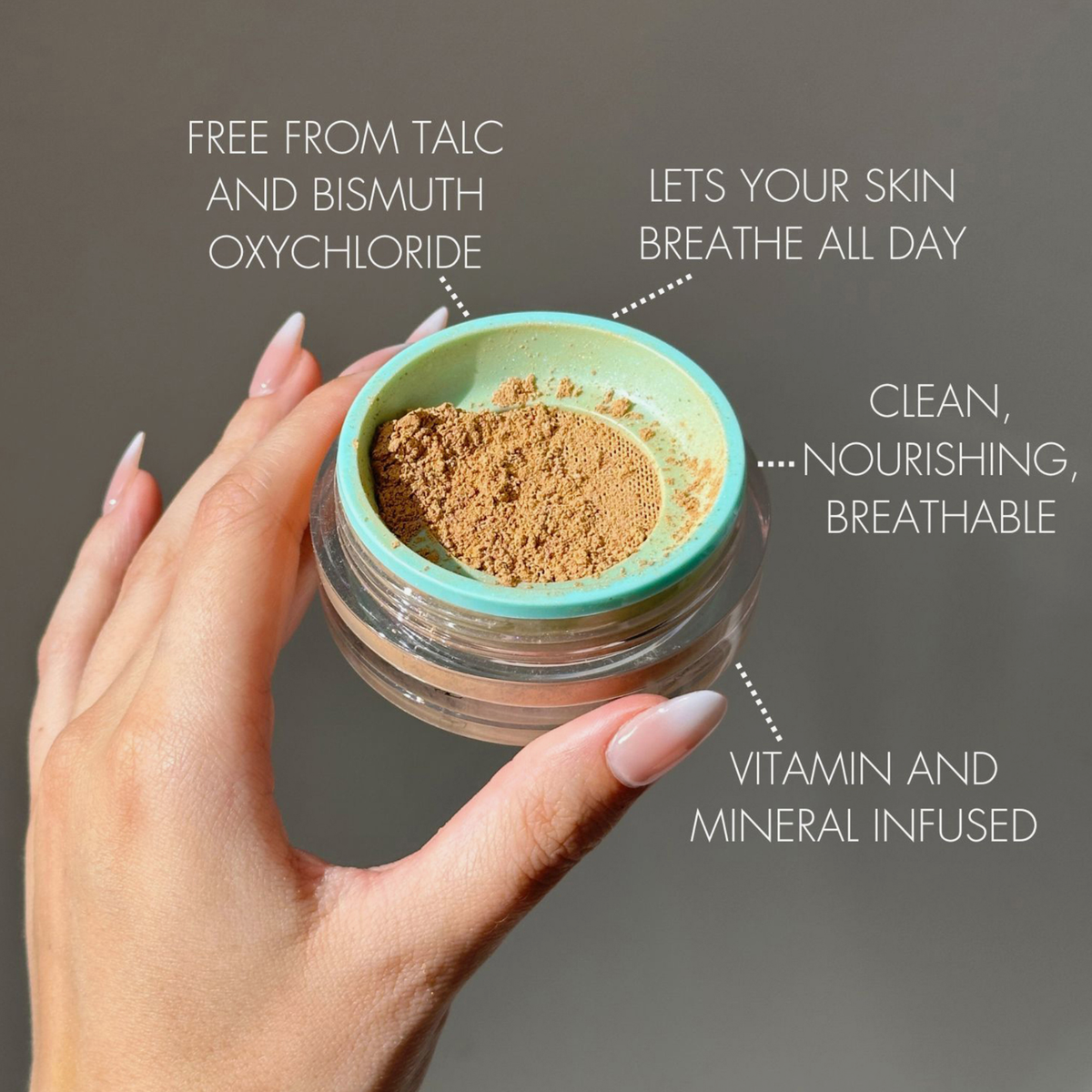 Hand mit dem „SWEED Miracle Powder“ – atmungsaktives, reines, talkfreies Make-up mit Vitaminen und Mineralien.