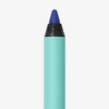 Eine Nahaufnahme des „Satin Eyeliner“ von SWEED in der Farbe Teal mit einer angespitzten, dunkelblauen Spitze vor weißem Hintergrund.