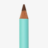 Eine Nahaufnahme des „Satin Kohl Eye Pencil“ von SWEED in Türkis mit einer angespitzten braunen Spitze vor weißem Hintergrund.