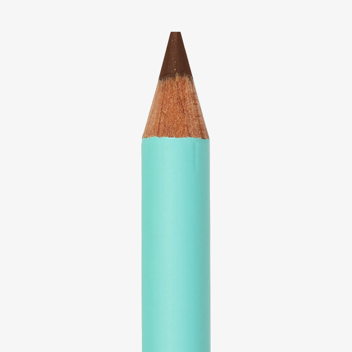 Eine Nahaufnahme des „Satin Kohl Eye Pencil“ von SWEED in Türkis mit einer angespitzten braunen Spitze vor weißem Hintergrund.