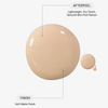 Ein großzügiger, beiger Farbtupfer der getönten Sonnencreme „Transparent Lab Mineral Tinted Sunscreen“ für ein sanftes, mattes, leichtes Finish mit trockenem Hautgefühl, das sich wie eine zweite Haut anfühlt.