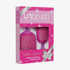 Das UNbrush Glitter Duo Set Rose Quartz Pink besteht aus zwei glitzernden Haarbürsten in einer rosafarbenen Geschenkbox mit silberner aufgedruckter 
Schleife.