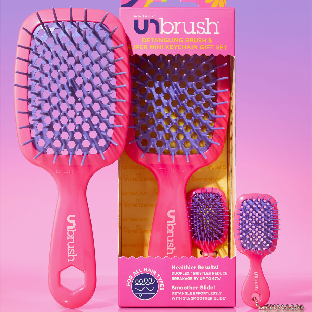 Neonpinkfarbene Unbrush- und Super Mini-Set-Haarbürsten in Neonpink zur Entwirrung der Haare in ihrer Produktverpackung.