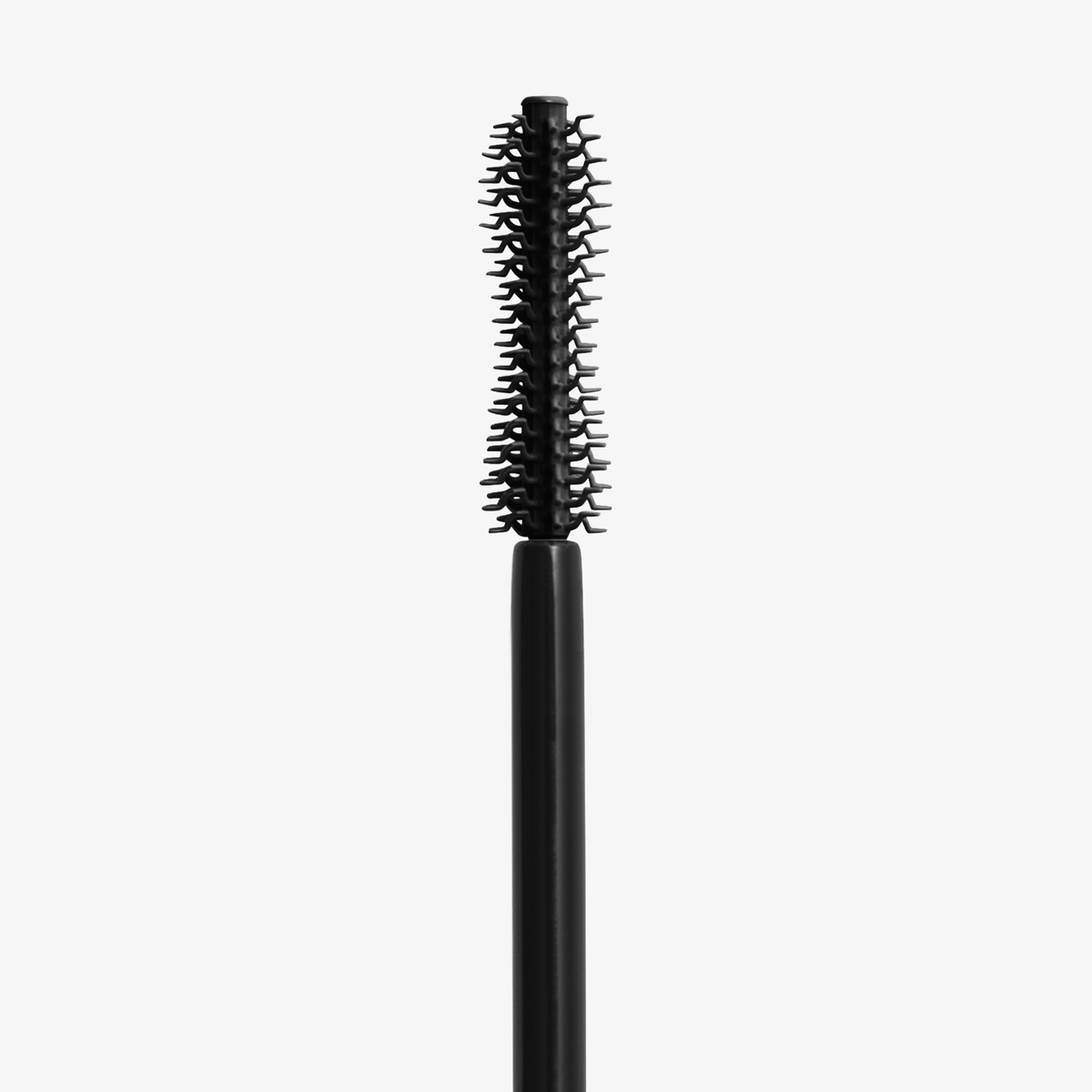 Die XLASH Lash Hero Mascara-Bürste mit kurzen, gleichmäßig angeordneten Borsten ist senkrecht vor einem schlichten weißen Hintergrund abgebildet.