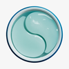 Eine Draufsicht auf den Tiegel mit den „XLASH Rejuvenating Eye Gels“, auf dem zwei hellblaue Flecken in Yin-Yang-Form angeordnet sind.