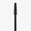 Der Applikator der XLASH Weightless Mascara mit kurzen, gleichmäßig angeordneten Borsten vor einem schlichten weißen Hintergrund.