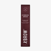 XLASH Xbrow Augenbrauenserum-Verpackung mit einem Schriftzug, der auf weißem Hintergrund auf dichtere, vollere Augenbrauen hinweist.