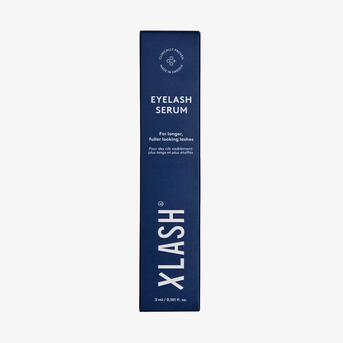 Marineblaue Verpackung des XLASH Xlash Wimpernserenums, 3 ml, für längere, vollere Wimpern, abgebildet auf weißem Hintergrund.