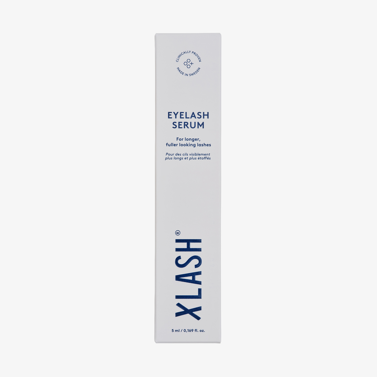 Weiße Verpackung des Xlash Eyelash Serum mit blauem Schriftzug und Logo, entwickelt für längere, fülliger wirkende Wimpern.